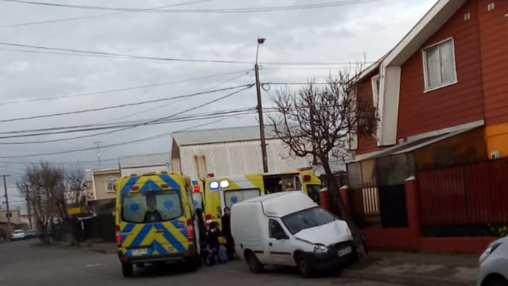 Colisión entre furgón escolar y camioneta finalizó sin lesionados La