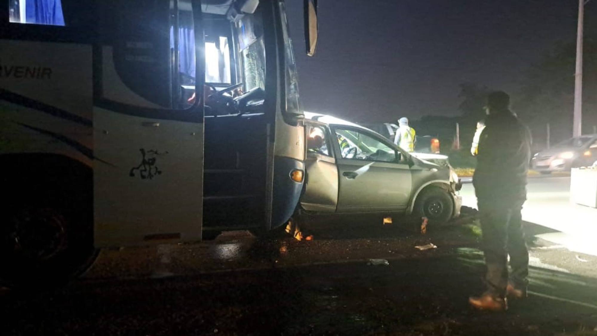 Persona Atrapada Tras Colisi N Entre Dos Buses Y Un Veh Culo En La Ruta