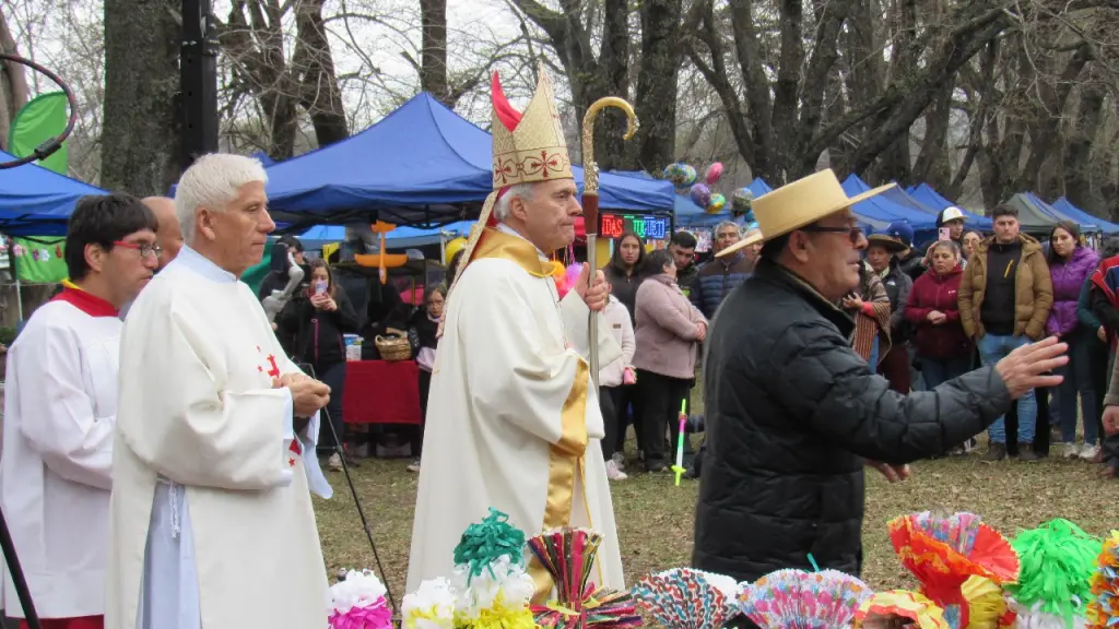 El obispo Felipe Bacarreza bendijo las cruces. | Octava Digital 106.1 FM, 