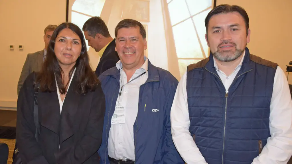 Daniela Espinoza, seremi de Energía de la Región de Biobío; Carlos Arancibia, jefe de Proyectos Energías Renovables Bioenergía Forestal, y César González Arriagada,  Stakeholder Manager de Akuo Energy Chile | La Tribuna