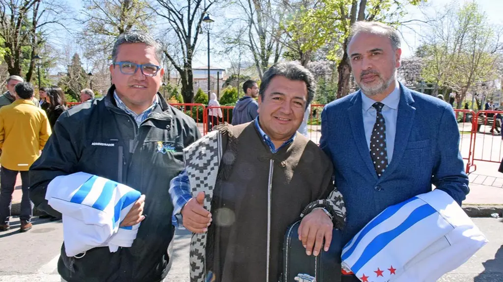 Luis Soto Manquel, administrador municipalidad Quilaco; Armando Queupil, cantor cordillerano de Biobío y Raúl Fuentes, administrador municipal de Los Ángeles. | La Tribuna