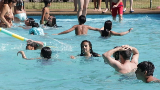 Actividades en la piscina municipal de Los Ángeles