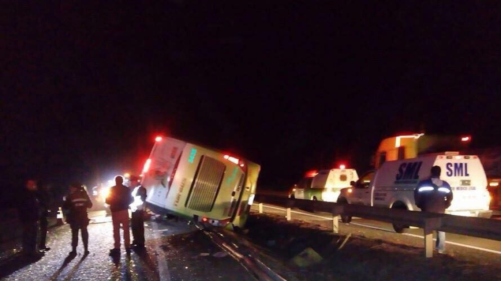 Dos muertos y 13 heridos deja volcamiento de un bus de la empresa ...