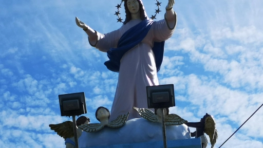 Restauran y reinstalan imagen de la virgen María al ingreso de Los Ángeles