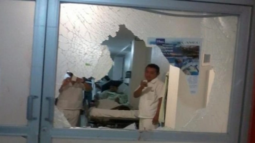 Riña callejera termina con violentos incidentes en el hospital de Laja