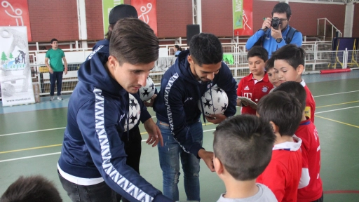Escolares de Laja participaron de entretenida clínica de fútbol con "cracks" de Huachipato
