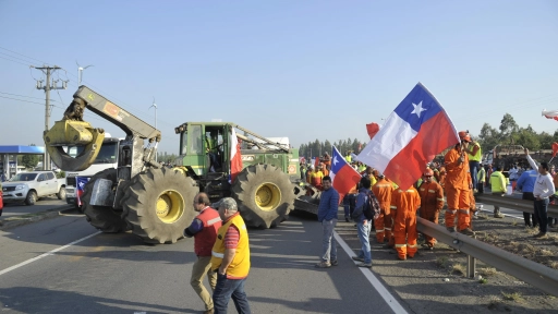 Forestales cortan ruta y piden a militares para frenar ataques incendiarios