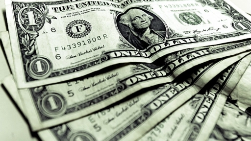 El dólar registró un fuerte descenso ayer y bajó los  pesos