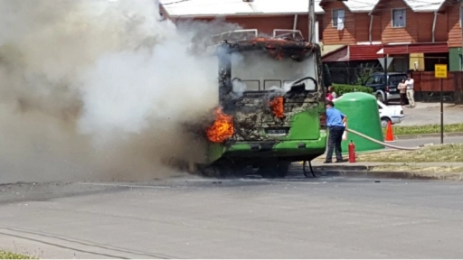 Último Minuto: Micro bus se quema en Los Ángeles