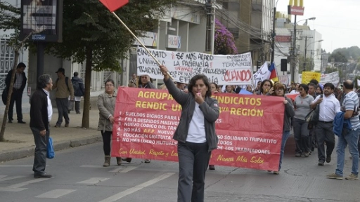 Trabajadores de Unimarc visibilizan sus demandas con marcha por Los Ángeles