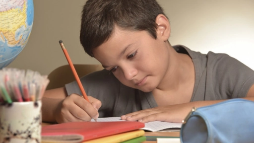 Apoderados buscan terminar con tareas para la casa de sus hijos