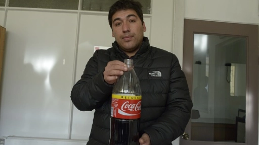 Vecino de San Rosendo acusa presencia de un gusano en botella de Coca-Cola
