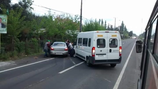 Vehículo de transporte escolar colisionó con auto particular en Cabrero
