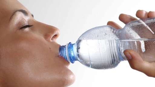 Conoce los líquidos que te ayudarán a hidratarte mejor
