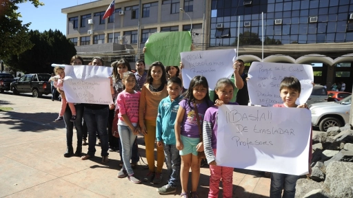 Apoderados piden esclarecer situación de docentes de la escuela Aguada de Cuel