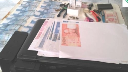 Arrestan a personas por falsificar billetes con una impresora
