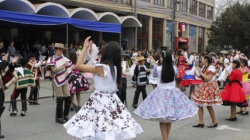 Cientos de angelinos disfrutaron el tradicional desfile de Fiestas Patrias