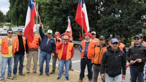 Transportistas forestales se manifiestan por mejoras salariales
