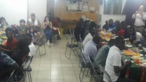 Comedor fraterno regala cena diaria a cerca de 40 haitianos en Los Ángeles