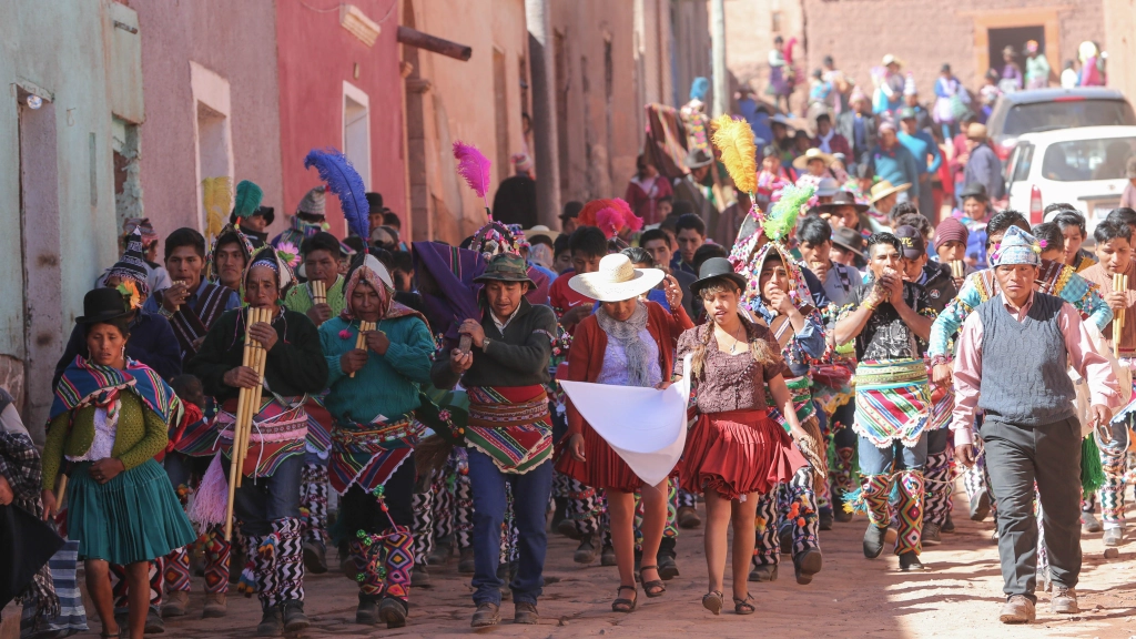 FIESTA DE LA CRUZ EN SAN PEDRO DE MACHA, BOL06 SAN PEDRO DE MACHA (BOLIVIA)- 04/05/2019.- Indigenas bolivianos de Potosí, participan de la fiesta de la Cruz,  en San Pedro De Macha (Bolivia), el 4 de mayo. EFE/Martin Alipaz