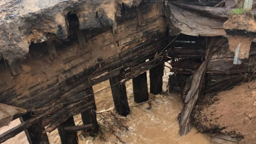 Yumbel mantiene albergados y puentes colapsados