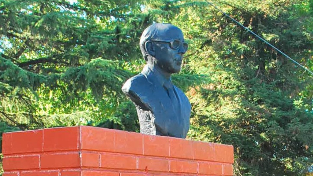 Busto Jaime Guzmán, 