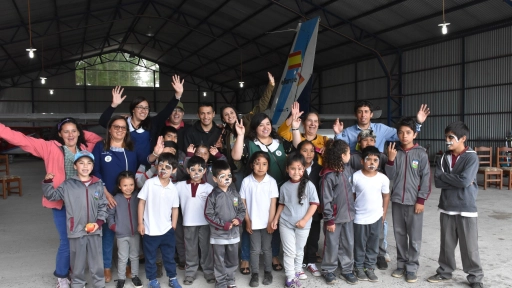 Estudiantes de Loncopangue cumplieron el sueño de volar