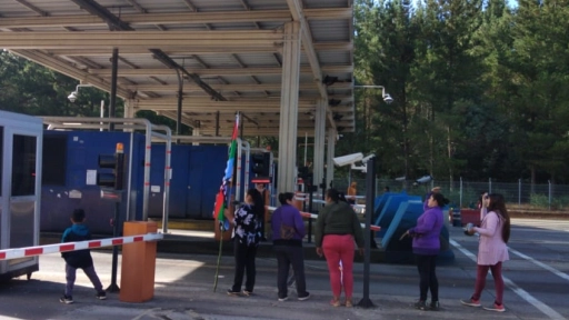 Moluches bajaron las barreras del Peaje Las Maicas  por oficio del MOP que pide salida de carros de comida