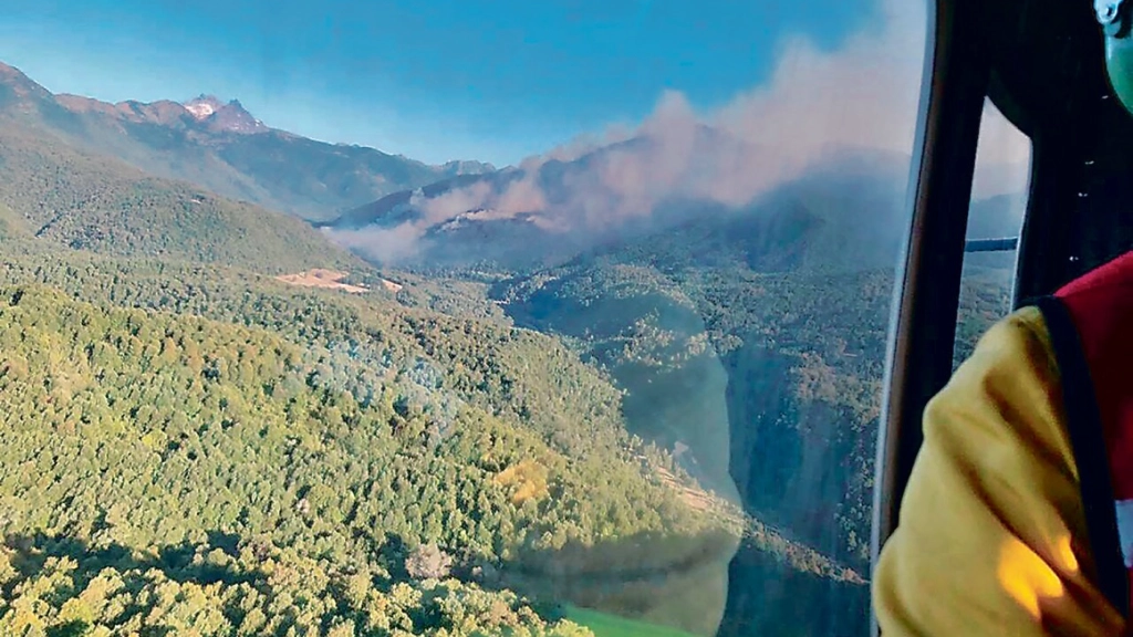 51, Una vista general del incendio forestal en Los Chenques, comuna de Alto Biobío., 