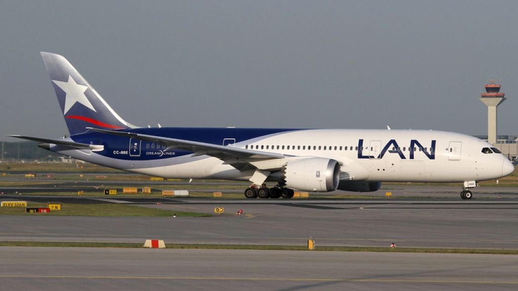 LAN_Airlines_Boeing_787-8_CC-BBE_FRA_2014-06-09, 
