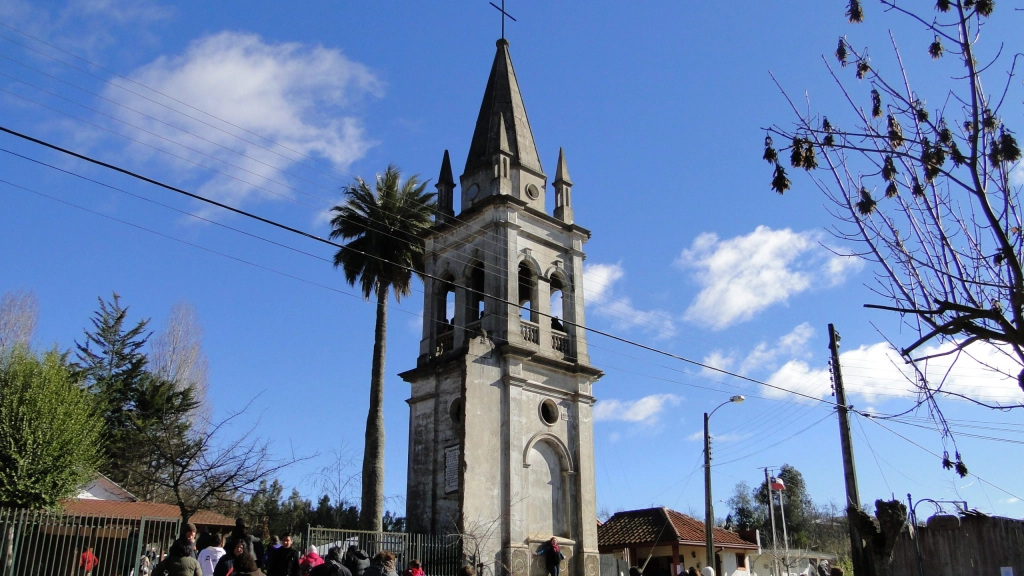 Torre_Campanario_y_palma_chilena_(vista_frontal)_-_Iglesia_de_Rere,_Yumbel, 