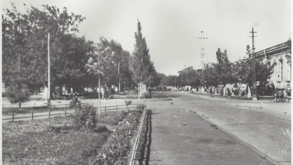 Avenida Ricardo Vicuña desde calle Manuel Blanco Encalada al oriente, década del 50, 