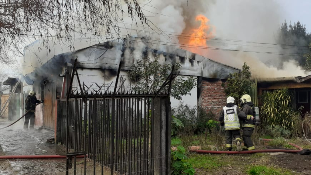 Incendio afecta al menos a una vivienda en sector norte de Los Ángeles ...