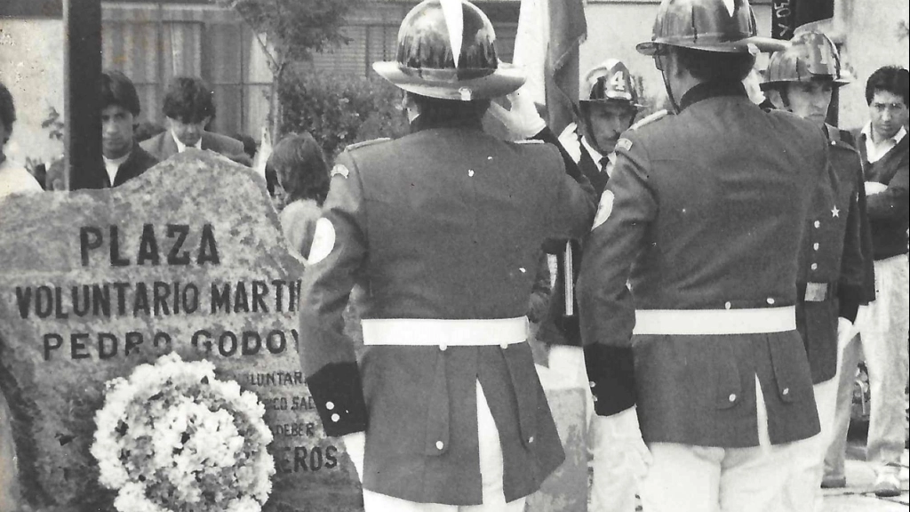 62, Homenaje a bombero mártir en plaza Pedro Godoy, años 90, 