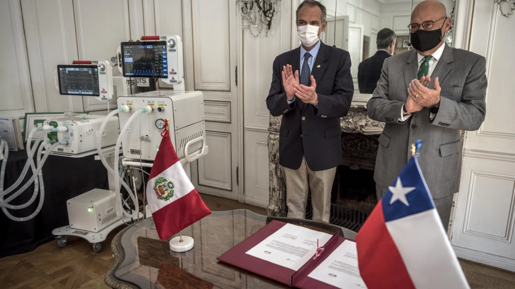 El presidente de CMPC, Luis Felipe Gazitúa, firma 