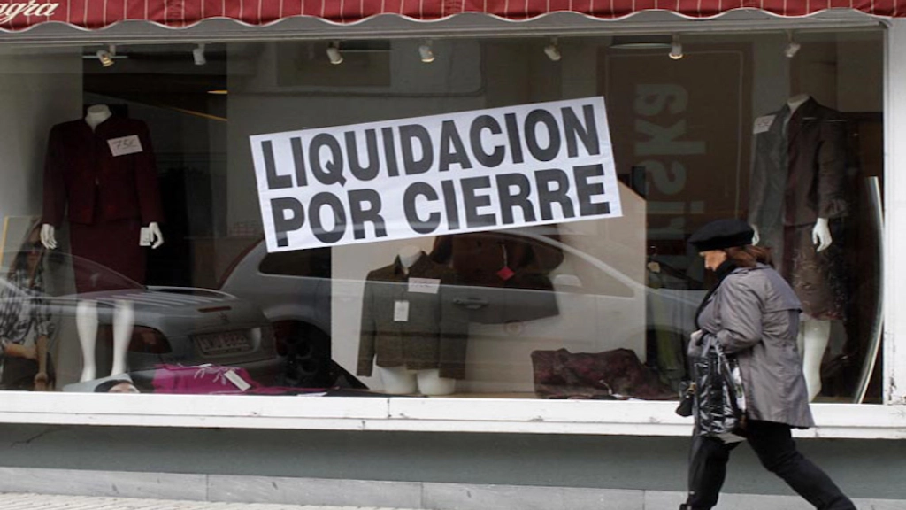 LIQUIDACIÓN POR CIERRE CARTELES LIQUIDACIÓN CIERRE /, Uno de los comercios históricos que cuelga el cartel de liquidación por cierreg. salgado