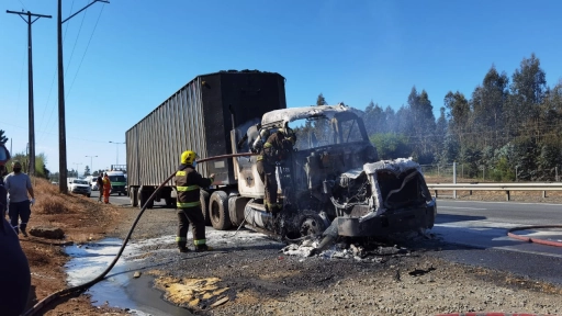 Falla eléctrica causa incendio en camión cerca de los Saltos del Laja