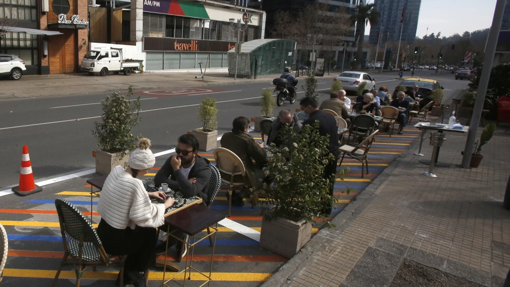 Realizan el primer balance de la apertura de restaurantes y cafés en la fase 3, Santiago, 4 de septiembre de 2020.Se realiza el primer balance de la apertura de restaurantes y cafés en la fase 3 del Plan Paso a Paso. Jonnathan Oyarzun/Aton Chile