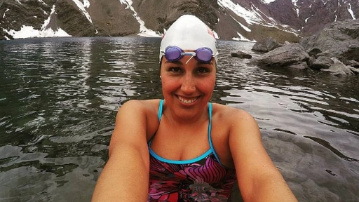 La nadadora Bárbara Hernández logró romper marca histórica en nado sobre el Lago Chungará