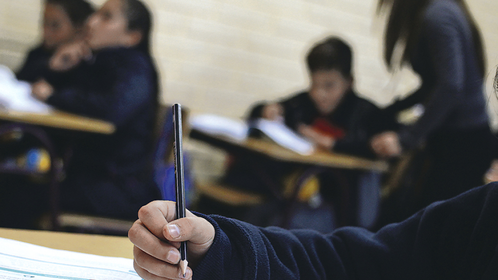 "Escuelas protegidas" avanza a su etapa final en el Congreso en medio de fuerte debate por revisiones de mochilas y rol policial