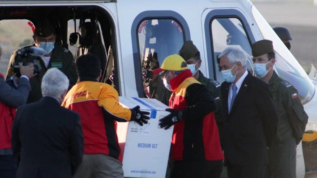 El presidente, Sebastian Piñera, recibe las vacuna