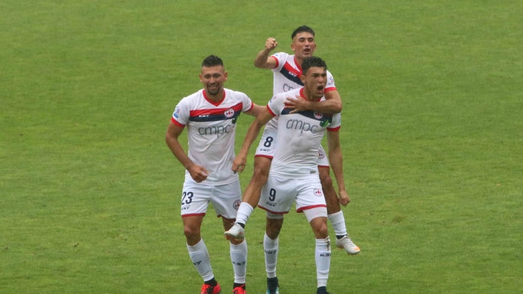 El paraguayo Arnaldo Castillo se vistió de héroe anotando los dos goles., 