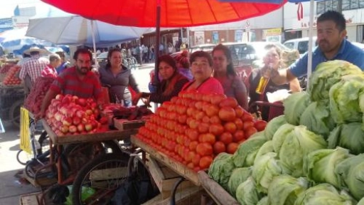 Locatarios de La Vega de Los Ángeles piden la exención de pagos