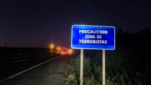 Precaución, zona de terroristas: Diversos carteles fueron instalados en señalética de Ruta 5 sur