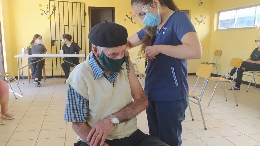71, vacunación Luis Caro por su nieta Natalia Salazar, 