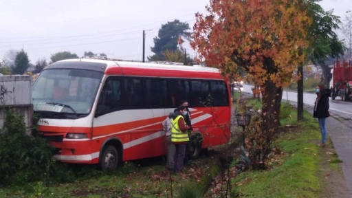 Microbús terminó incrustado en pandereta en Nacimiento: Iba sin pasajeros
