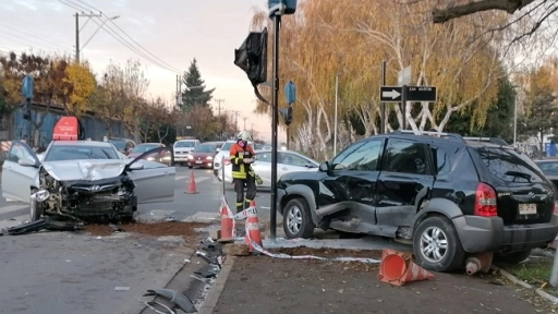 Los Ángeles: Un lesionado dejó choque en Avenida Vicuña Mackenna con San Martín
