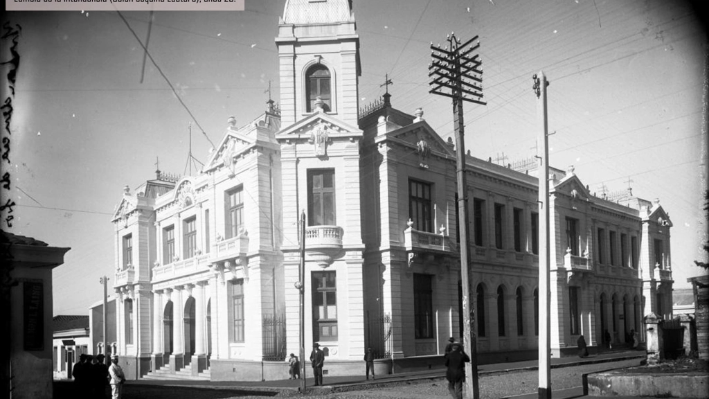edificio de la intendencia, esquina de calles Colón con Lautaro, 
