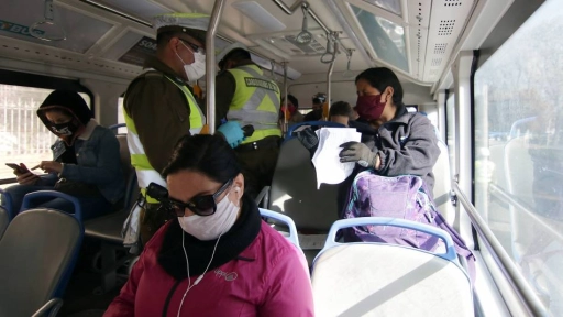Pasajeros rocían con alcohol gel a joven que se negó a usar mascarilla en el transporte público