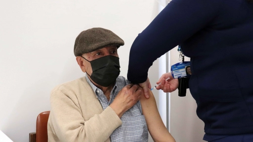 Los Ángeles: Adultos mayores una vez más cumplen con la vacunación contra el Covid-19